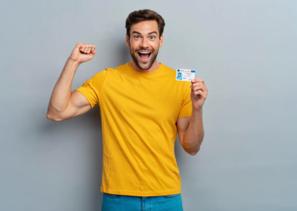 мужчина с Reail ID в руках