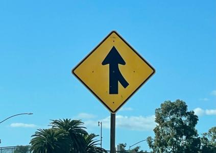 дорожный знак в США