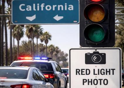Штрафы за проезд на красный в Калифорнии 2026